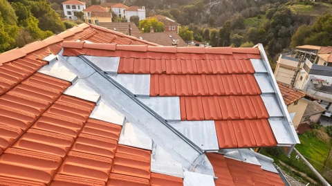Chantier de toiture en cours, vue aérienne d'une maison en zone résidentielle méditerranéenne