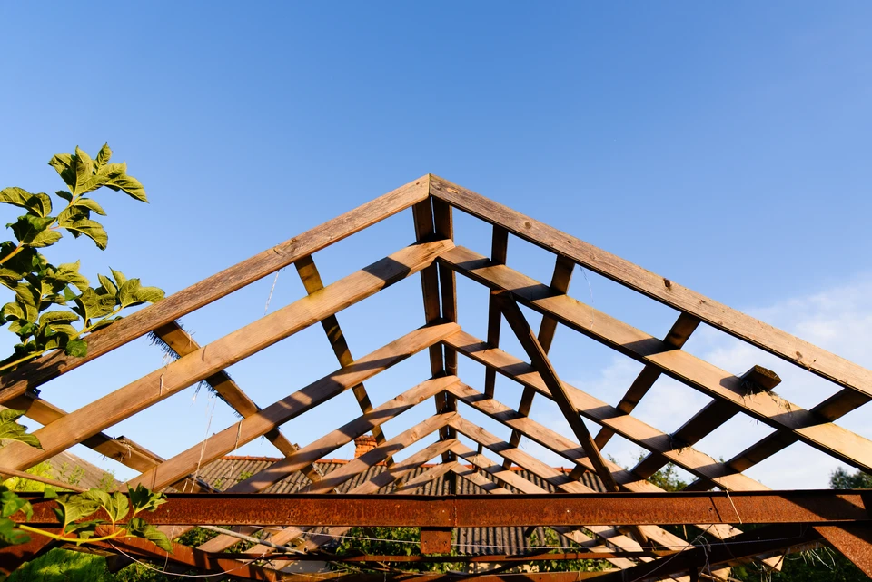 Gros plan sur le toit de la maison avec la tôle de toiture en acier